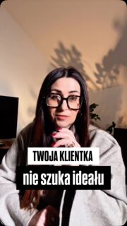 Boisz się kamery? To normalne. Większość stylistek zaczyna dokładnie z tymi samymi myślami.Ale klientka nie szuka ideału.Szukа spokoju, pewności i zaufania.Zabiegi prostujące to decyzja,w której oddaje Ci swoje włosy —musi najpierw poczuć, że jesteś właściwą osobą 🤍Nagrywaj nie po to, żeby być perfekcyjna.Nagrywaj, żeby być prawdziwa.👉 Udostępnij stylistce, która wie dużo,ale wciąż boi się pokazać swoją twarz.stylistkawłosów, keratyna, botoxwłosów, marka osobista, beautybiznes, edukacjastylistek