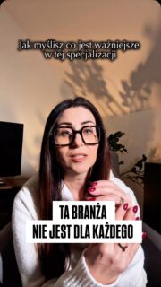 Czy zabiegi prostujące są dla każdego?To nie jest jedynie dochodowy biznes, tylko odpowiedzialna praca na cudzych włosach.Chemia. Wysoka temperatura. Decyzje, których nie da się cofnąć.Tu nie wystarczy obejrzeć reelsa, przeczytać instrukcję, skopiować schemat i liczyć na szczęście.Tu trzeba rozumieć włos, diagnozować, analizować i brać odpowiedzialność za efekt.Nie każdy chce się tego uczyć –ale osoby, które mają cierpliwość, dokładność i szacunek do tej pracy, bardzo dobrze odnajdują się w tej specjalizacji. Nawet bez lat doświadczenia.Bo w tej branży nie wygrywa talent.Wygrywa świadomość, wiedza i odpowiedzialność.👇 Daj znać w komentarzu:Co Twoim zdaniem jest ważniejsze w tej specjalizacji – talent czy odpowiedzialność?..szkolenia dla stylistek włosów, szkolenia z keratynowego prostowania i regeneracji włosów, biznes stylistki, kobiecy biznes beauty