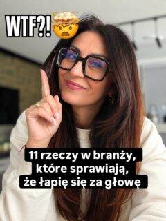 Jedna z rzeczy, których nauczyło mnie 11 lat pracy z włosami?Im więcej wiem, tym ostrożniej podejmuję decyzje.Doświadczenie nie polega na tym, że wykonasz tysiąc zabiegów, tylko na tym, że wiesz, kiedy powiedzieć klientce “tak”… a kiedy “nie”.Właśnie dlatego tak bardzo wierzę w edukację, diagnostykę i świadome podejmowanie decyzji.A teraz oddaję głos Tobie.Co według Ciebie najbardziej wymaga zmiany w naszej branży? 👇#stylistkawłosów #keratynoweprostowanie #biznesbeauty