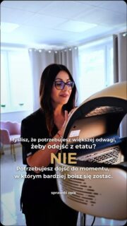 Jeszcze 6 lat temu miałam etat w biurze, stałą pensję i poczucie bezpieczeństwa.Po pracy wsiadałam jednak w samochód 🚙 i jechałam do klientek wykonywać keratynowe prostowanie włosów.Każdy dzień wyglądał tak samo:8 godzin w biurze, później klientka, powrót do domu późnym wieczorem.Po pewnym czasie zauważyłam coś, co dało mi do myślenia.W ciągu około 3 godzin pracy przy jednej klientce zarabiałam więcej niż przez cały dzień na etacie.Z czasem klientek było coraz więcej, a terminy miałam zajęte nawet na 3 miesiące do przodu.W końcu podjęłam decyzję, która dla wielu wydawała się szalona 🤯.Zrezygnowałam z etatu i otworzyłam własny salon.I wtedy wydarzyło się coś, czego wcześniej nie rozumiałam.Prawdziwy rozwój zaczął się dopiero, gdy nie miałam już planu B 📈Musiałam nauczyć się biznesu, marketingu, komunikacji, pozyskiwania klientek, budowania marki, sprzedaży.To właśnie te umiejętności zmieniły moje życie bardziej niż sama technika wykonywania zabiegów.Dzisiaj wiem jedno.Gdybym została na etacie, prawdopodobnie nadal miałabym „bezpieczną pracę”, ale nie miałabym życia, które mam dzisiaj.A Ty?Jesteś dziś w miejscu, z którego marzysz, żeby ruszyć dalej, czy nadal trzymasz się swojego planu B?#biznesbeauty #stylistkawłosów #keratynoweprostowanie