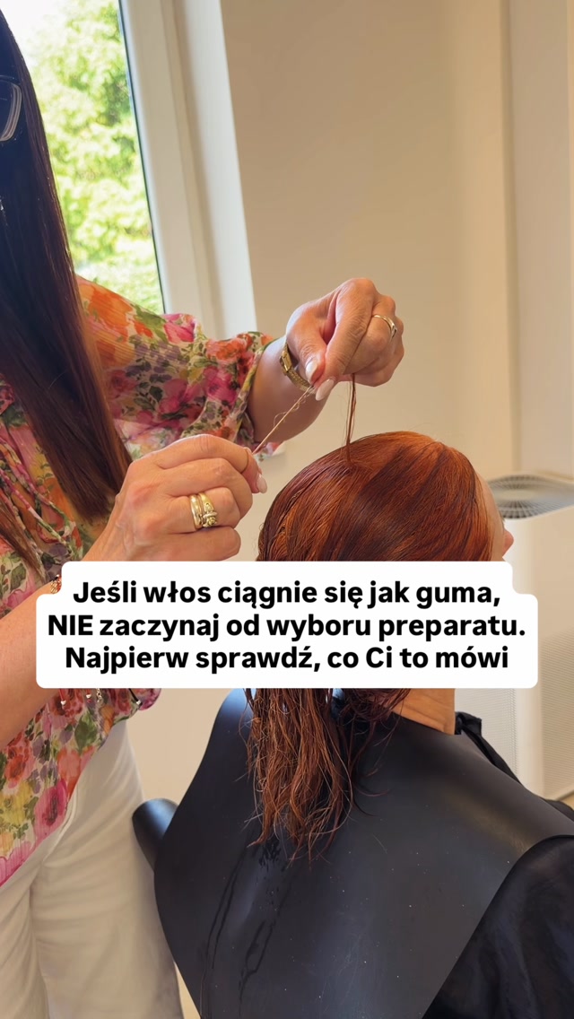Tak silna, nieprawidłowa elastyczność może świadczyć o poważnym uszkodzeniu struktury włosa - również części korowej i znajdujących się w niej wiązań odpowiadających za jego właściwości mechaniczne.Zdrowy włos ma pewną elastyczność - może się rozciągnąć i wrócić do swojej pierwotnej długości.Problem zaczyna się wtedy, kiedy podczas testu włos:– nadmiernie się rozciąga,– nie wraca do pierwotnego kształtu,– staje się „gumowaty”,– łatwo się deformuje lub ostatecznie pęka.To dla mnie bardzo ważny sygnał podczas diagnozy, bo przy takim stopniu uszkodzenia pytanie nie powinno brzmieć:„Jakim preparatem wyprostuję te włosy?”Tylko:„Czy te włosy w ogóle są teraz odpowiednim materiałem do zabiegu prostującego?”Preparat prostujący + wysoka temperatura to kolejna ingerencja w strukturę włosa, a jeśli jego właściwości mechaniczne są już tak mocno zaburzone, piękna tafla bezpośrednio po zabiegu nie jest dla mnie wystarczającym argumentem, żeby go wykonać.Czasem najbardziej profesjonalną decyzją stylistki jest nie wykonanie zabiegu, tylko zajęcie się kondycją tych włosów.I właśnie dlatego tak dużo mówię o diagnozie, bo nie sztuką jest nauczyć się nakładać produkt i pracować prostownicą.Sztuką jest wiedzieć, kiedy możesz to zrobić, a kiedy powinnaś się zatrzymać.Jeśli wykonujesz zabiegi prostujące albo dopiero chcesz się ich nauczyć - obserwuj mnie. Uczę świadomej pracy z włosem, a nie wykonywania jednej procedury na każdym przypadku. 🤍#szkoleniazkeratyny #szkoleniazkeratynowegoprostowania