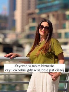 Styczeń i luty w mojej branży od lat wyglądają podobnie.Mniej zapisów, spokojniejsze tempo, więcej „wolnych okienek” w kalendarzu.I to nie znaczy, że coś robisz źle.Sezonowość jest naturalną częścią biznesu usługowego – szczególnie w beauty.Problem zaczyna się dopiero wtedy, gdy próbujemy z nią walczyć zamiast ją zrozumieć.Kiedyś w takich momentach pojawiał się stres i presja,żeby za wszelką cenę „coś robić”.Dziś wiem, że to jeden z najważniejszych momentów w roku.Dlatego zamiast paniki:– pozwoliłam sobie zwolnić i złapać dystans– zadbałam o głowę i energię– wykorzystałam ten czas na planowanie i pracę za kulisami– przygotowałam content i strategie na kolejne miesiąceTo, co teraz wygląda jak cisza w salonie,pracuje na intensywniejszy sezon później.Nie każdy miesiąc w biznesie musi być pełny.Ale każdy może być wartościowy – jeśli podejdziesz do niego świadomie.Jeśli masz teraz spokojniej w swoim biznesie,to nie jest krok wstecz.To moment, który możesz bardzo dobrze wykorzystać 🤍A Ty?Jak radzisz sobie z sezonem ogórkowym? ✨...kobiecy biznes beauty, sezonowość w biznesie, edukacja stylistek, rozwój w biznesie beauty